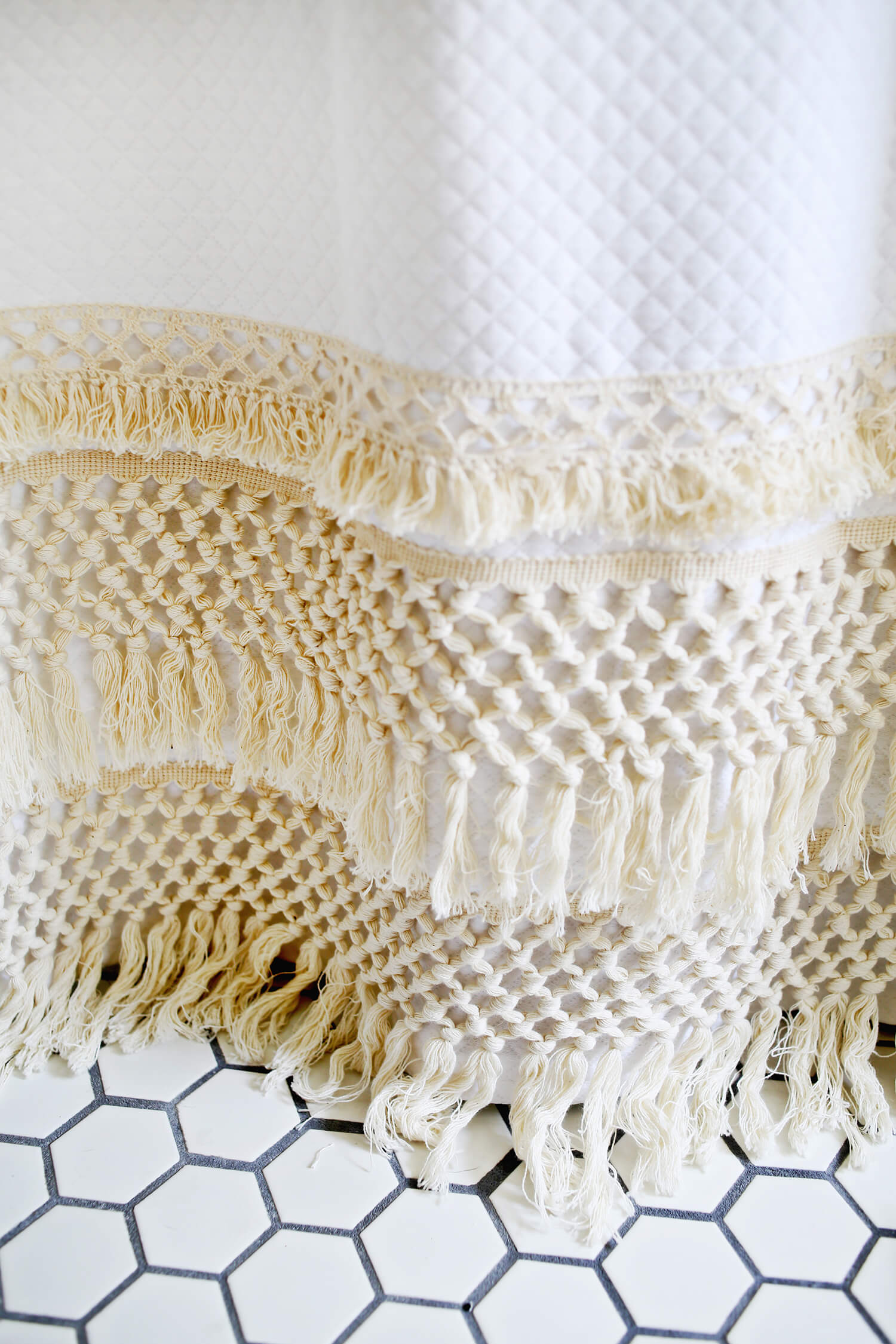 Macrame Shower Curtain DIY (click through for tutorial) 